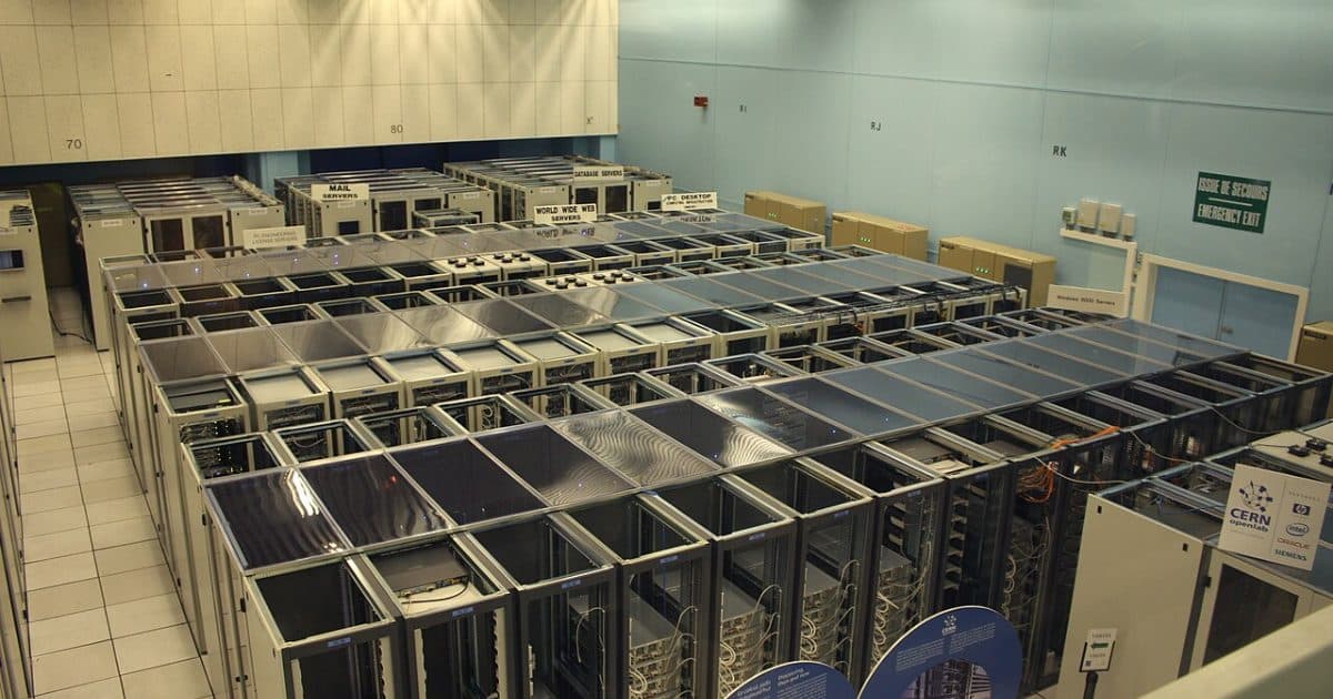 Rader av serverskåp i en datorhall, med skyltar för bland annat webbservrar och e-postservrar.